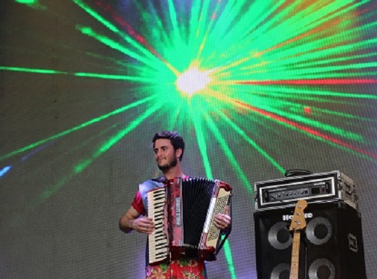 Grupo gaúcho lança o CD 'Subtropical Temperado' no festival e, no palco, mostrou uma música vibrante feita da mistura de eletrônico, voz, sanfona e ritmos latinos