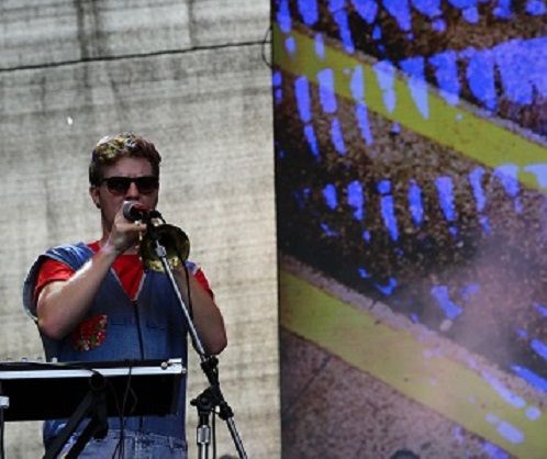 Grupo gaúcho lança o CD 'Subtropical Temperado' no festival e, no palco, mostrou uma música vibrante feita da mistura de eletrônico, voz, sanfona e ritmos latinos