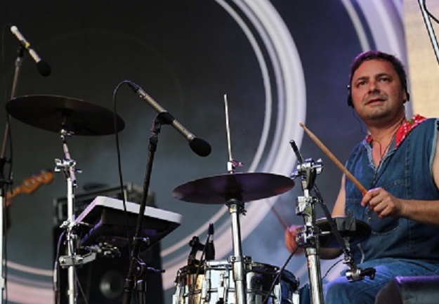 Grupo gaúcho lança o CD 'Subtropical Temperado' no festival e, no palco, mostrou uma música vibrante feita da mistura de eletrônico, voz, sanfona e ritmos latinos