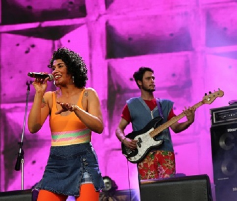 Grupo gaúcho lança o CD 'Subtropical Temperado' no festival e, no palco, mostrou uma música vibrante feita da mistura de eletrônico, voz, sanfona e ritmos latinos