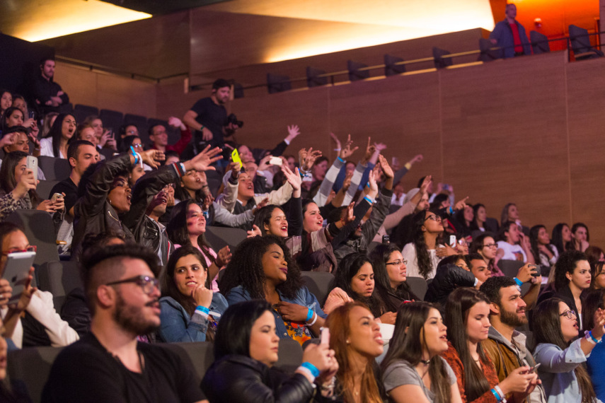 Ivete Sangalo, Sabrina Sato e a youtuber Nah Cardoso se reuniram nesta terça-feira (11) para mostrarem seus cabelos louros e poderosos em um evento cheio de fãs, influenciadores e imprensa