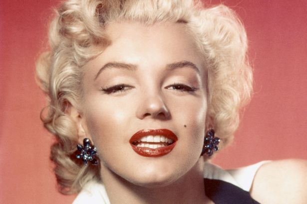 Essa teoria já é bem conhecida. A CIA é acusada de matar Marilyn Monroe porque ela sabia demais. Como ela bebia demais também, poderia contar segredos importantes. Ela morreu em 1962 devido a uma overdose de barbitúricos