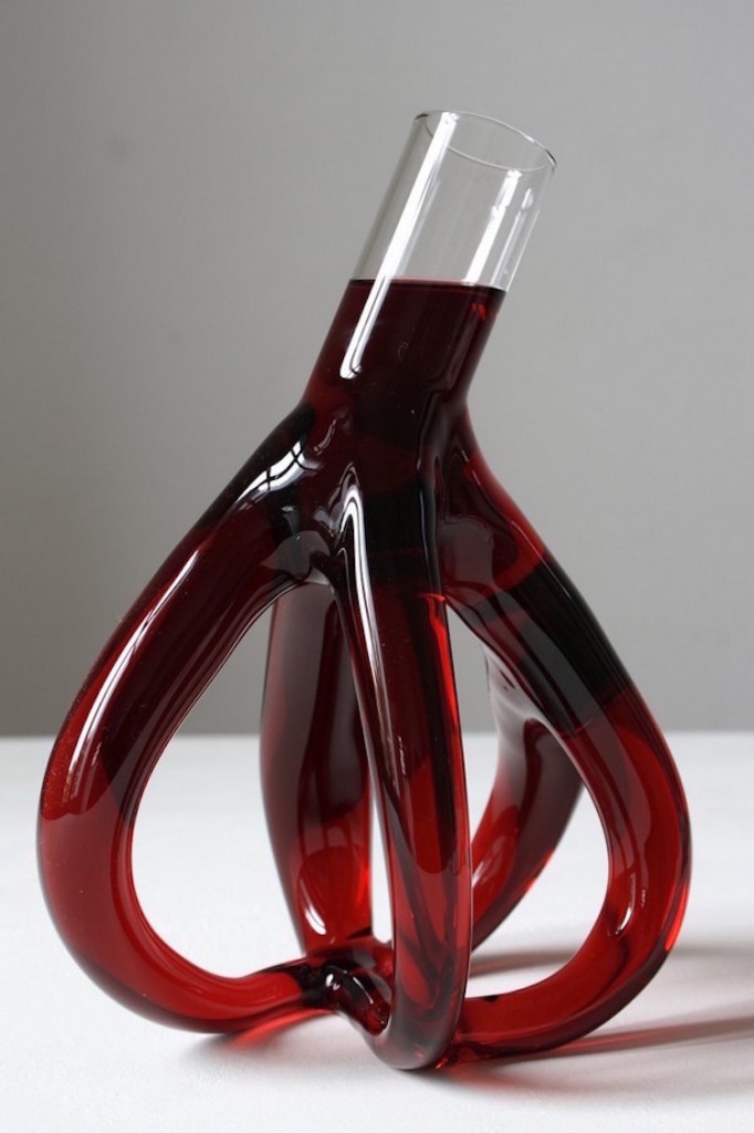Quem está por trás desses belos e exóticos recipientes é Etienne Meneau, um artista apaixonado por geometria, natureza e vida. Teria coragem de tomar uma taça?