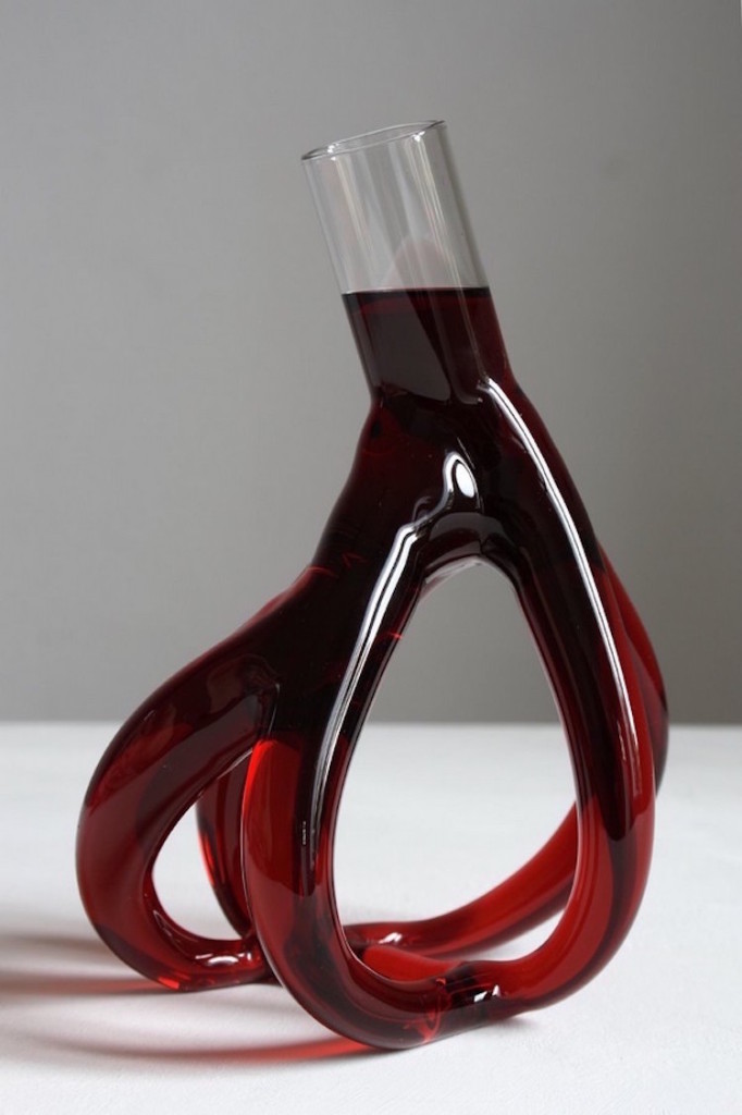 Quem está por trás desses belos e exóticos recipientes é Etienne Meneau, um artista apaixonado por geometria, natureza e vida. Teria coragem de tomar uma taça?