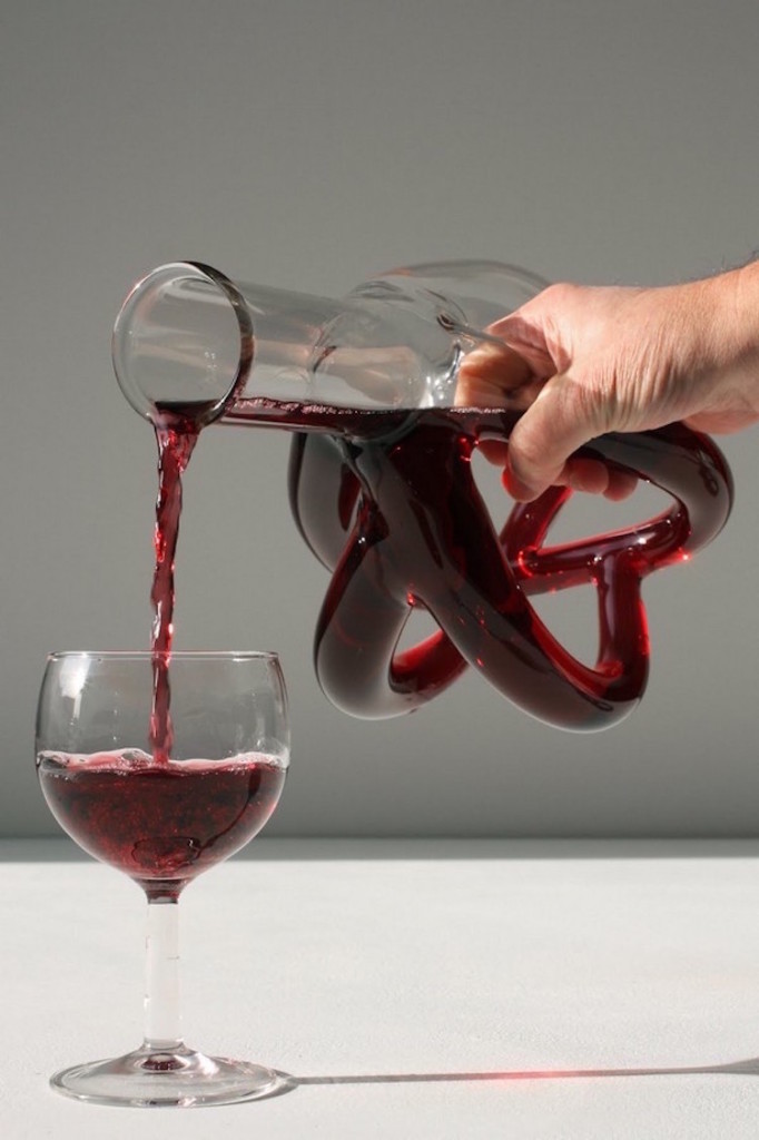 Quem está por trás desses belos e exóticos recipientes é Etienne Meneau, um artista apaixonado por geometria, natureza e vida. Teria coragem de tomar uma taça?