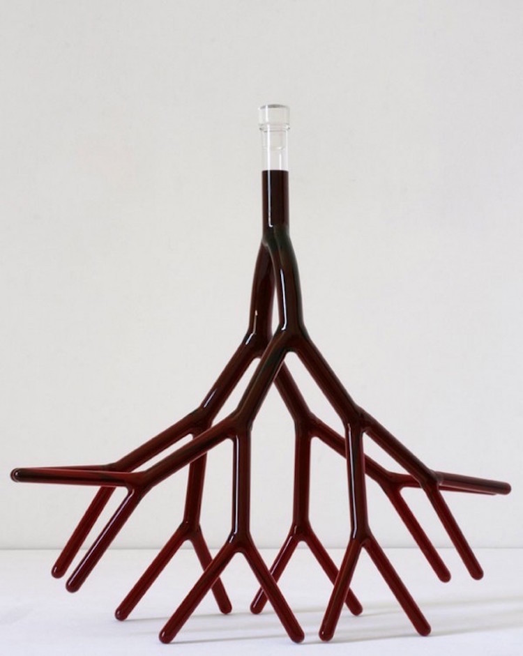Quem está por trás desses belos e exóticos recipientes é Etienne Meneau, um artista apaixonado por geometria, natureza e vida. Teria coragem de tomar uma taça?