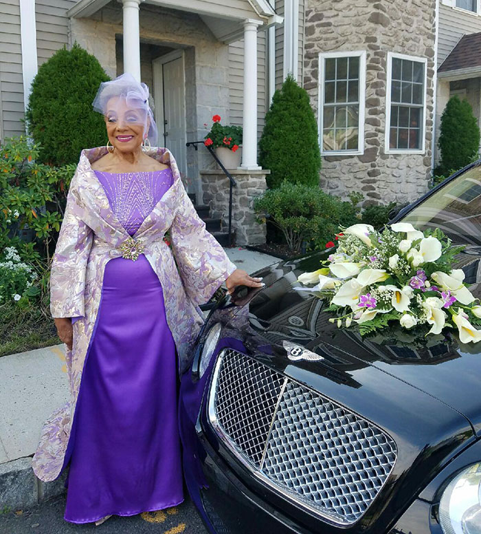 Millie Taylor-Morrison tem 86 anos e, recentemente, se causou com um vestido roxo que ela mesma desenhou e deixou todo mundo chocado com a sua beleza para o grande dia