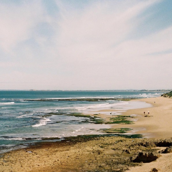 Essa parte da Austrália foi por anos e anos um destino de descanso para os moradores de Melbourne. Porém, agora a região está mais aberta que nunca ao turismo. Tem cidades históricas e praias maravilhosas. A vínicola Jack Rabbit e a fabricante de cidras Flying Brick são dois pontos que precisam ser visitados. É possível ir aos lugares de bicicleta