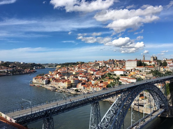 Aqui está uma cidade europeia em que é possível não gastar muito. Tem um cenário deslumbrante com preços acessíveis de comida e hospedagem. Há museus sem custos e passeio para vínicolas que são bastante acessíveis. O lanche tradicional da cidade, a Francesinha, vai encher seu estômago e não mexer muito no seu bolso!