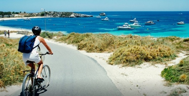 A ilha inteira é uma grande ciclovia, já que não são permitidos carros. É um paraíso!  A ciclovia de Rottnest Island fica a beira do mar azul e cristalino