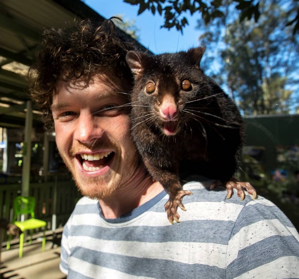 O fotógrafo neozelandês Allan Dixon mostra detalhes de suas viagens pelo mundo e tira muitas selfies com animais no Instagram (@daxon)