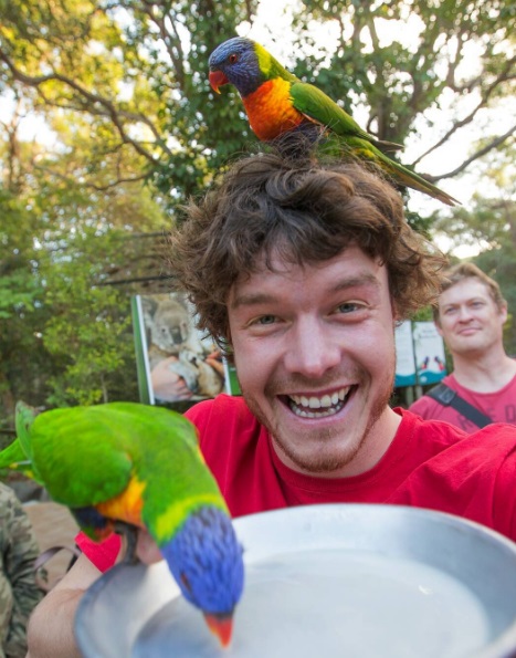 O fotógrafo neozelandês Allan Dixon mostra detalhes de suas viagens pelo mundo e tira muitas selfies com animais no Instagram (@daxon)