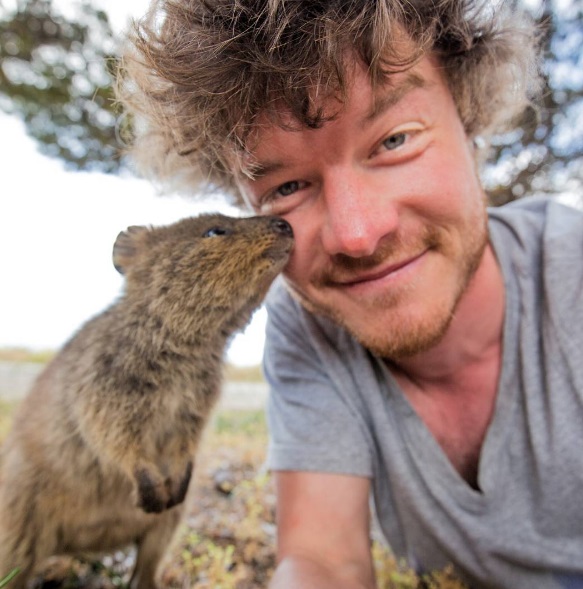 O fotógrafo neozelandês Allan Dixon mostra detalhes de suas viagens pelo mundo e tira muitas selfies com animais no Instagram (@daxon)