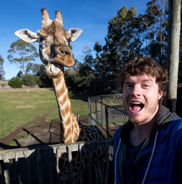 O fotógrafo neozelandês Allan Dixon mostra detalhes de suas viagens pelo mundo e tira muitas selfies com animais no Instagram (@daxon)