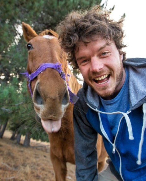 O fotógrafo neozelandês Allan Dixon mostra detalhes de suas viagens pelo mundo e tira muitas selfies com animais no Instagram (@daxon)