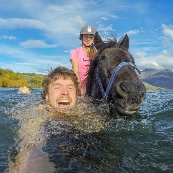 O fotógrafo neozelandês Allan Dixon mostra detalhes de suas viagens pelo mundo e tira muitas selfies com animais no Instagram (@daxon)