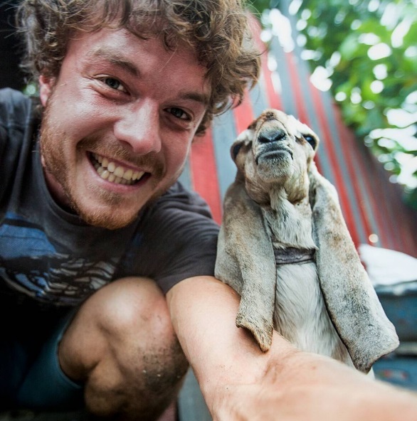 O fotógrafo neozelandês Allan Dixon mostra detalhes de suas viagens pelo mundo e tira muitas selfies com animais no Instagram (@daxon)