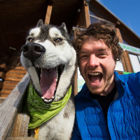 O fotógrafo neozelandês Allan Dixon mostra detalhes de suas viagens pelo mundo e tira muitas selfies com animais no Instagram (@daxon)