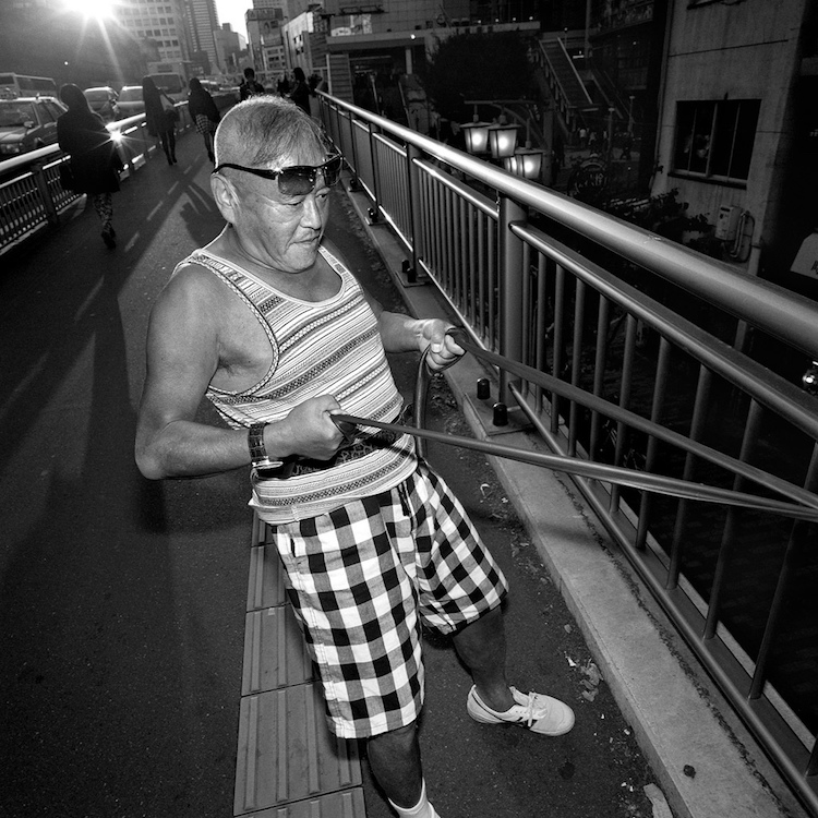 Personagens excêntricos nas ruas de Tóquio