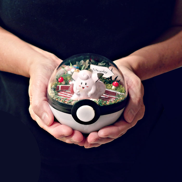 Lauren é uma artista do Texas, nos Estados Unidos, que cria terrários em formato de pokébola