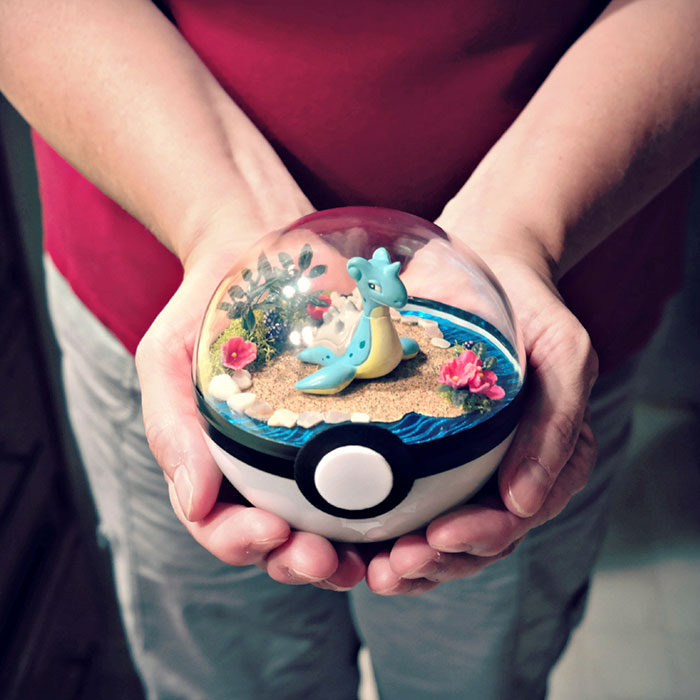 Lauren é uma artista do Texas, nos Estados Unidos, que cria terrários em formato de pokébola