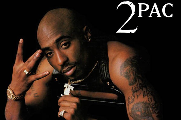 Tupac Shakur foi assassinado em 1996. Mesmo 20 anos depois as pessoas dizem que ele fingiu a própria morte para evitar ser preso e ser morto por rivais. Muita gente já disse ter visto o rapper por aí