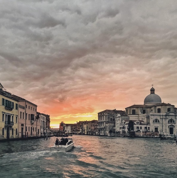 Bom custo-benefício e Veneza podem até parecer não andar juntos. O conselho para conhecer a cidade era sempre ficar em outros locais próximos como o Mestre e Treviso. Agora, com o advento do Aibnb, ficar em Veneza está cada vez mais acessível. Para evitar custos na rua, é possível preparar uma refeição rápida em casa, por exemplo. Ficando em Veneza, você também evita custo de um transporte