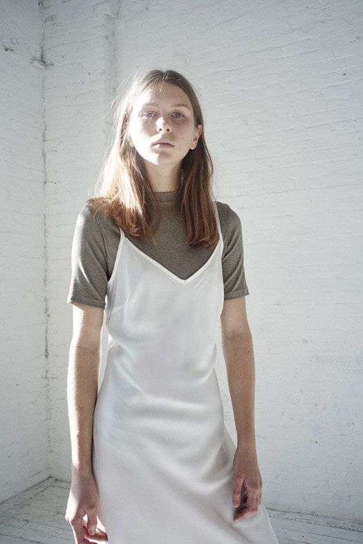 Camiseta básica, de banda, listrada... O importante é quebrar o romantismo do vestido de alcinhas com uma camiseta bem descolada. Pode ser de frio ou de calor, você é quem sabe!