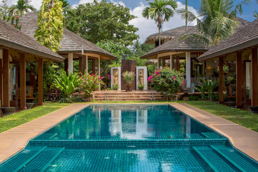 Esta casa nas areias brancas da ilha de Ko Samui é uma das propriedades mais exclusivas disponíveis na plataforma. O local tem diferentes apartamentos com seis quartos no total e uma piscina que  cruza a sacada de todos os cômodos. A mansão, que acomoda 12 pessoas, tem um chef à disposição e custa R$ 4.165 por noite.