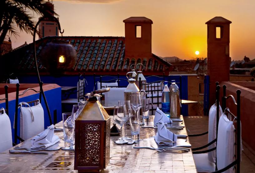 Este palácio em Marrakesh acomoda mais de 16 pessoas em seus 10 quartos. Localizado no centro da cidade próxima aos restaurantes, inclui serviços 24 horas de concierge, além de terraço, refeições e um serviço completo de spa com massagem. Tudo por R$ 9.096 por dia de hospedagem.