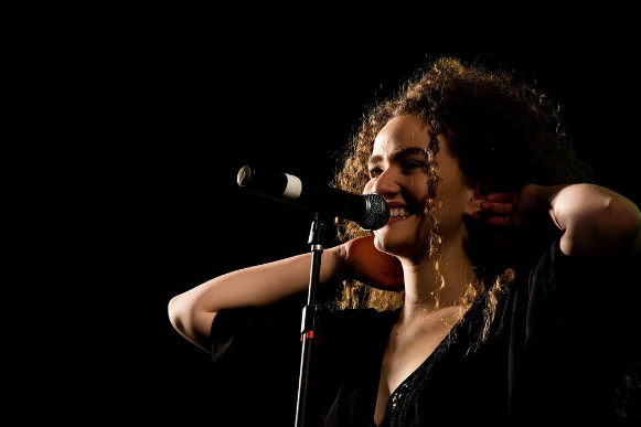 Duo é formado pelas meninas de Tocantins Ana e Vitória. Elas lançaram o primeiro disco este ano e são - além de muito fofas! - um sucesso musical que voce precisa conhecer