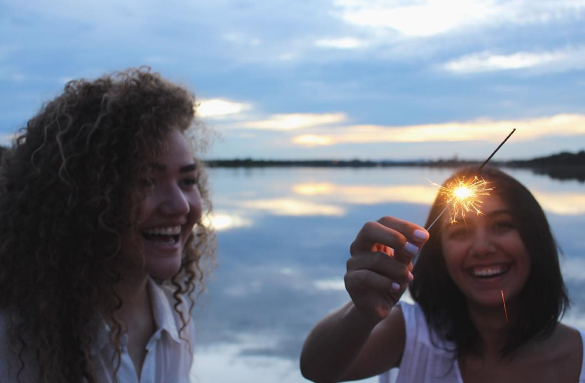 Duo é formado pelas meninas de Tocantins Ana e Vitória. Elas lançaram o primeiro disco este ano e são - além de muito fofas! - um sucesso musical que voce precisa conhecer