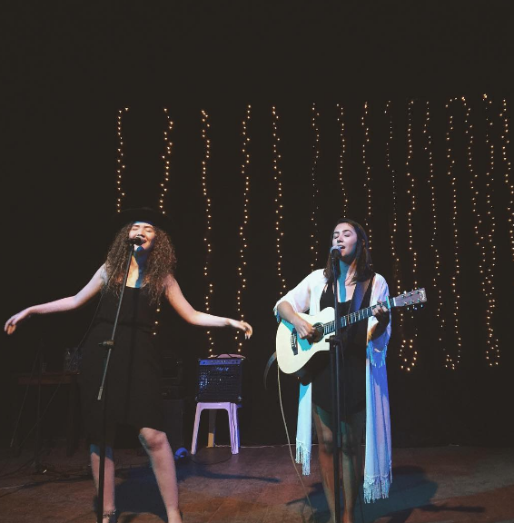 Duo é formado pelas meninas de Tocantins Ana e Vitória. Elas lançaram o primeiro disco este ano e são - além de muito fofas! - um sucesso musical que voce precisa conhecer