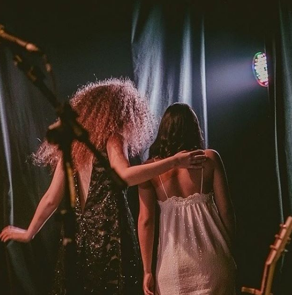 Duo é formado pelas meninas de Tocantins Ana e Vitória. Elas lançaram o primeiro disco este ano e são - além de muito fofas! - um sucesso musical que voce precisa conhecer