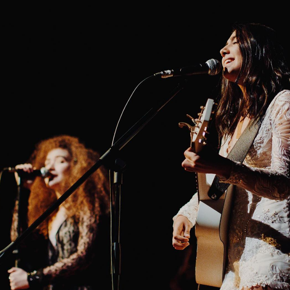 Duo é formado pelas meninas de Tocantins Ana e Vitória. Elas lançaram o primeiro disco este ano e são - além de muito fofas! - um sucesso musical que voce precisa conhecer