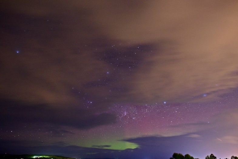 Outubro é um dos meses em que a aurora polar colore o céu desta ilha australiana. Nos últimos dias, visitantes e moradores estão enchendo as redes sociais com estas imagens incríveis do fenômeno!