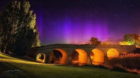 Outubro é um dos meses em que a aurora polar colore o céu desta ilha australiana. Nos últimos dias, visitantes e moradores estão enchendo as redes sociais com estas imagens incríveis do fenômeno!