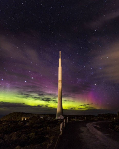 Outubro é um dos meses em que a aurora polar colore o céu desta ilha australiana. Nos últimos dias, visitantes e moradores estão enchendo as redes sociais com estas imagens incríveis do fenômeno!