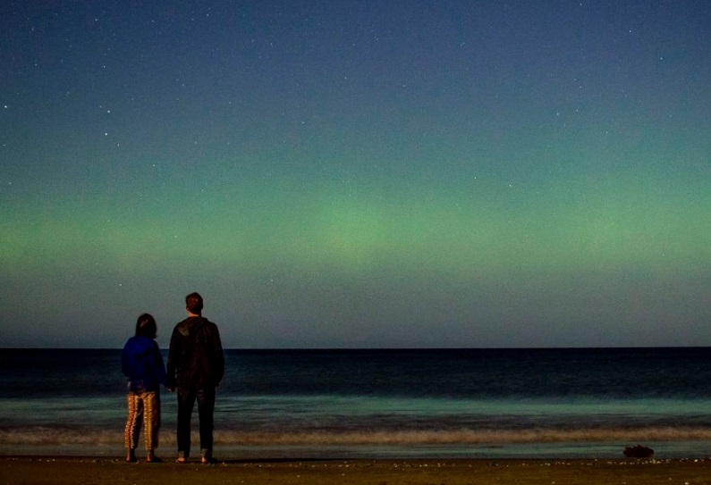 Outubro é um dos meses em que a aurora polar colore o céu desta ilha australiana. Nos últimos dias, visitantes e moradores estão enchendo as redes sociais com estas imagens incríveis do fenômeno!