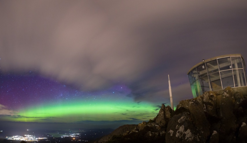 Outubro é um dos meses em que a aurora polar colore o céu desta ilha australiana. Nos últimos dias, visitantes e moradores estão enchendo as redes sociais com estas imagens incríveis do fenômeno!