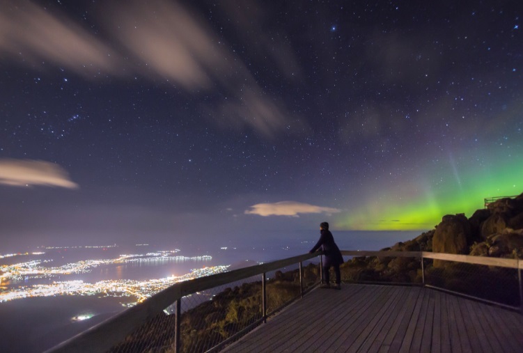 Outubro é um dos meses em que a aurora polar colore o céu desta ilha australiana. Nos últimos dias, visitantes e moradores estão enchendo as redes sociais com estas imagens incríveis do fenômeno!