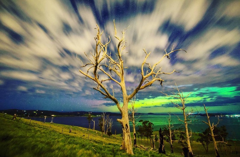 Outubro é um dos meses em que a aurora polar colore o céu desta ilha australiana. Nos últimos dias, visitantes e moradores estão enchendo as redes sociais com estas imagens incríveis do fenômeno!