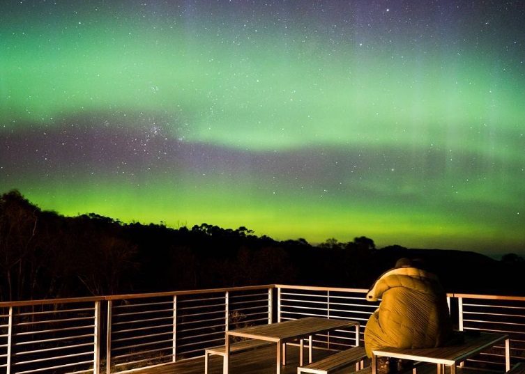 Outubro é um dos meses em que a aurora polar colore o céu desta ilha australiana. Nos últimos dias, visitantes e moradores estão enchendo as redes sociais com estas imagens incríveis do fenômeno!