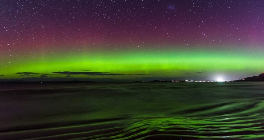 Outubro é um dos meses em que a aurora polar colore o céu desta ilha australiana. Nos últimos dias, visitantes e moradores estão enchendo as redes sociais com estas imagens incríveis do fenômeno!