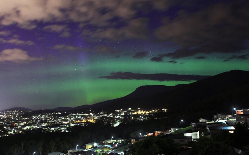 Outubro é um dos meses em que a aurora polar colore o céu desta ilha australiana. Nos últimos dias, visitantes e moradores estão enchendo as redes sociais com estas imagens incríveis do fenômeno!