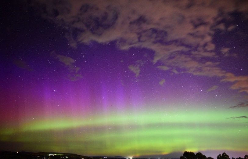 Outubro é um dos meses em que a aurora polar colore o céu desta ilha australiana. Nos últimos dias, visitantes e moradores estão enchendo as redes sociais com estas imagens incríveis do fenômeno!