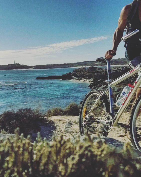 A ilha inteira é uma grande ciclovia, já que não são permitidos carros. É um paraíso!  A ciclovia de Rottnest Island fica a beira do mar azul e cristalino