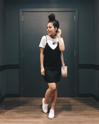 Camiseta básica, de banda, listrada... O importante é quebrar o romantismo do vestido de alcinhas com uma camiseta bem descolada. Pode ser de frio ou de calor, você é quem sabe!