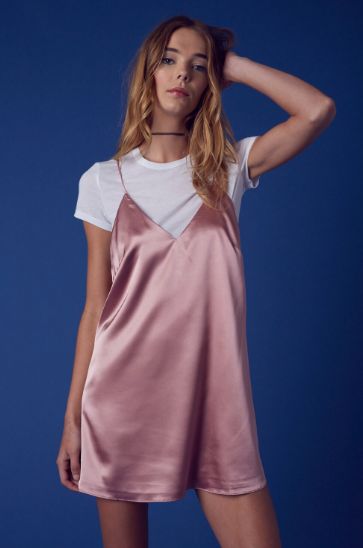 Camiseta básica, de banda, listrada... O importante é quebrar o romantismo do vestido de alcinhas com uma camiseta bem descolada. Pode ser de frio ou de calor, você é quem sabe!