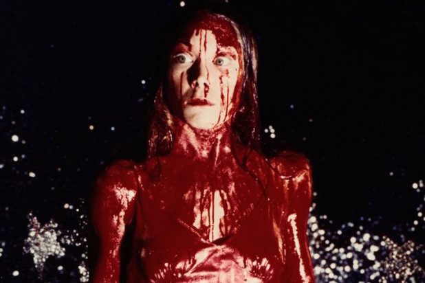 A famosa cena levou dias para ser filmada. O sangue secava com facilidade debaixo da luz quente, fazendo com que a produção precisasse dar banhos na protagonista. Sissy Spacek, inclusive, dormia com o sangue falso no corpo para garantir a continuidade do filme. 